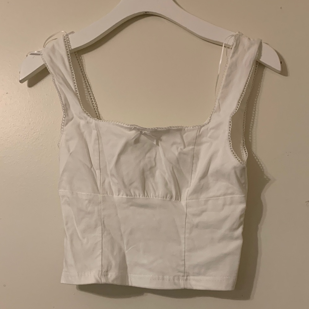 Chic White Sleeveless Crop Top